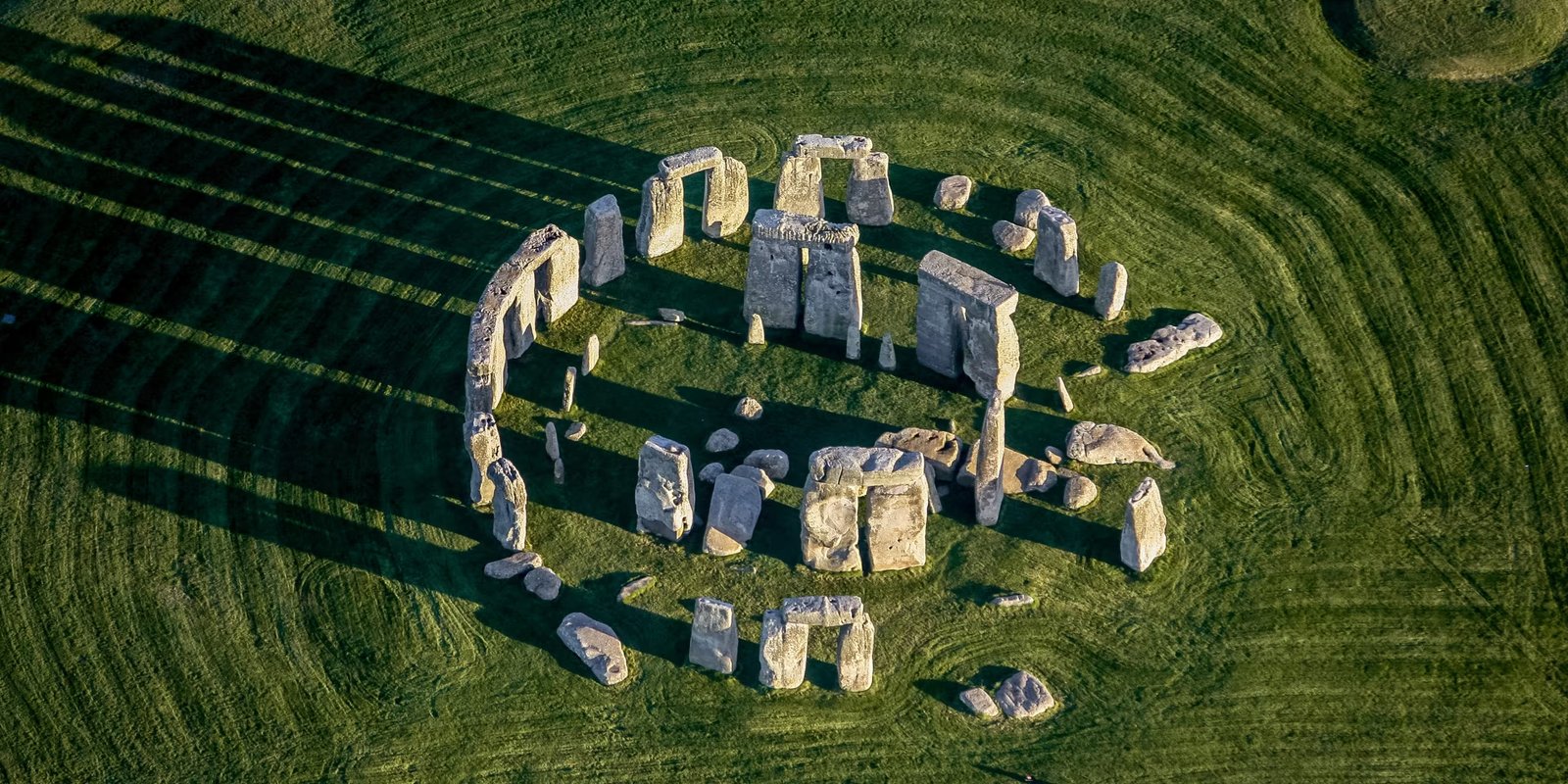 This image shows an ariel shot of the stonehenge in the UK